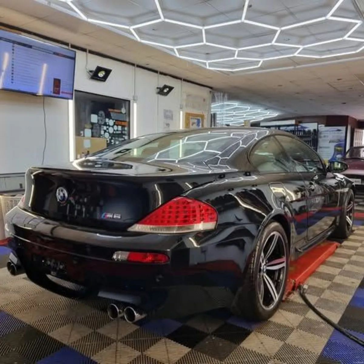 BMW M6 2006 - Image 2