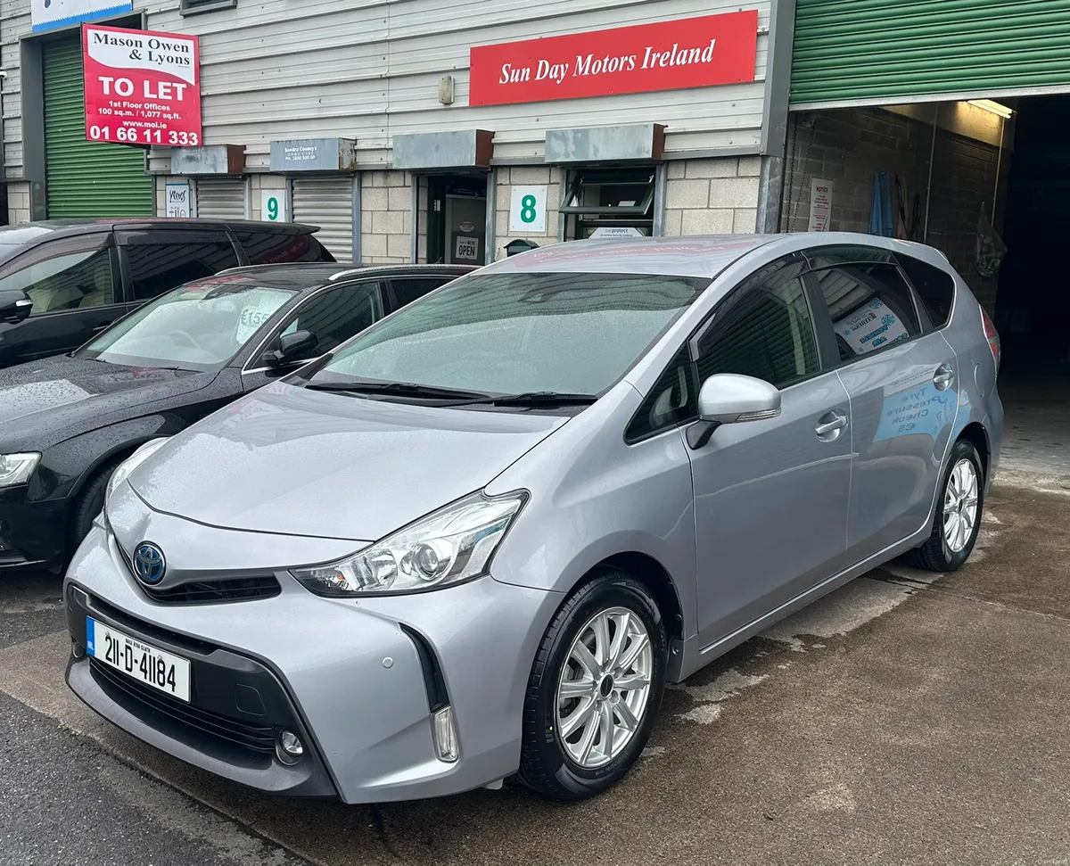 Automatic hybrid Toyota Prius alpha - Image 1