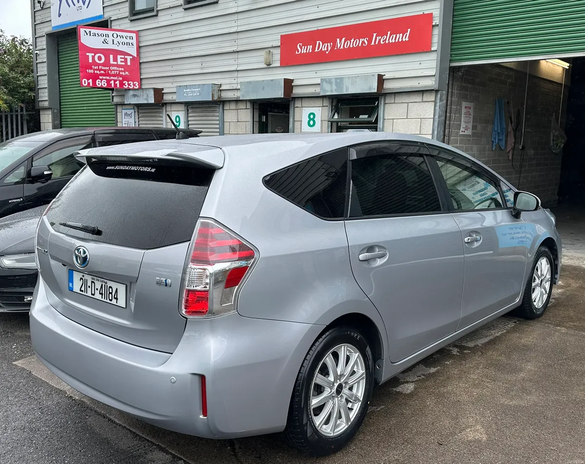 Automatic hybrid Toyota Prius alpha - Image 2