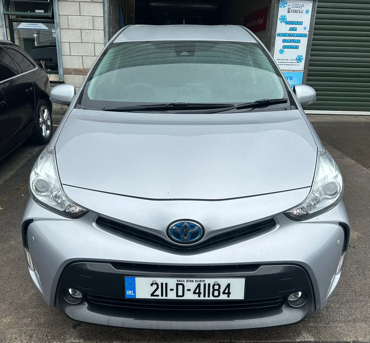 Automatic hybrid Toyota Prius alpha - Image 3