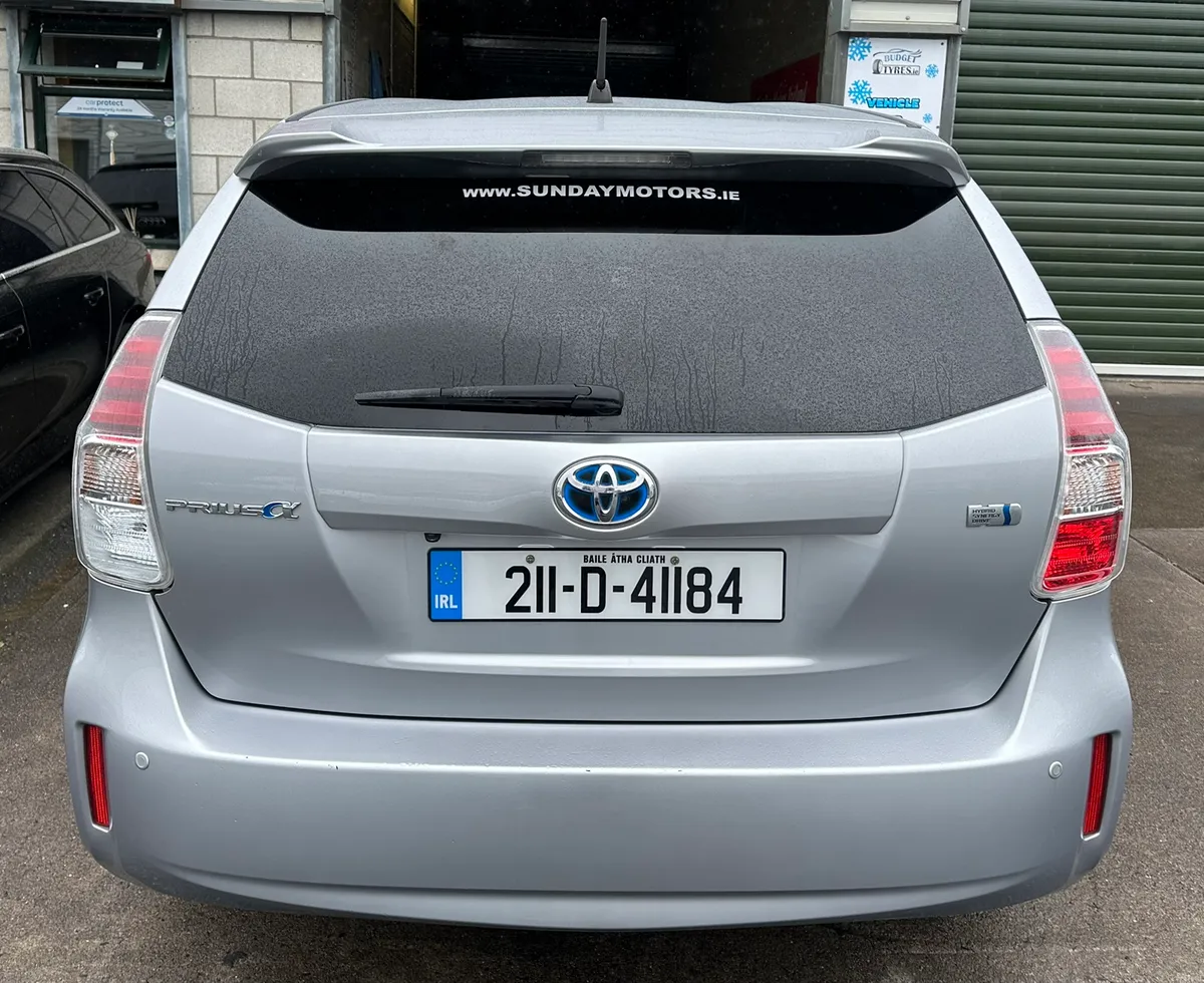 Automatic hybrid Toyota Prius alpha - Image 4