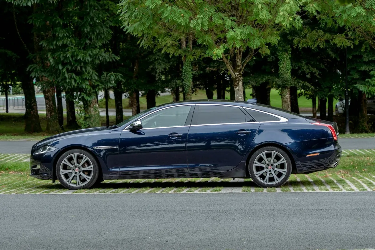 Jaguar XJ L Portfolio 2017 - Image 3
