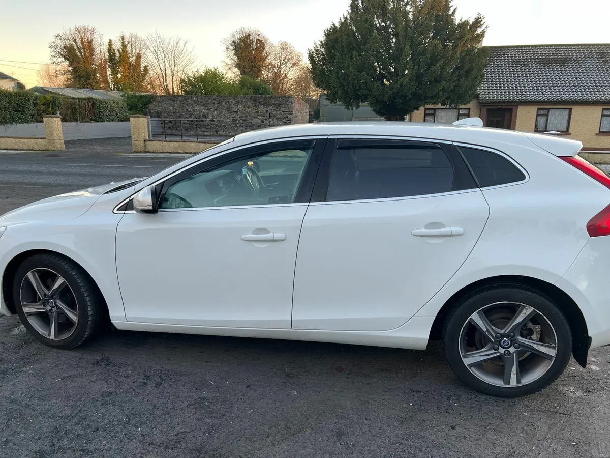 Volvo V40 2016 - Image 2