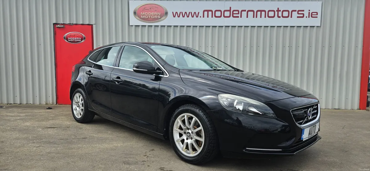 volvo v40 automatic 1.6t se petrol low kms - Image 1