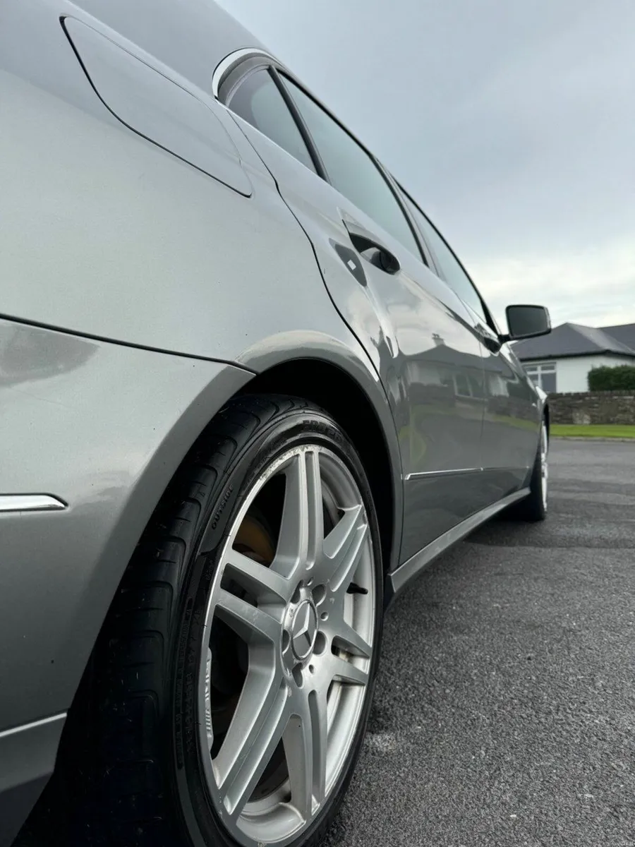 Mercedes-Benz E250 / 2010 / 150kw - Image 4