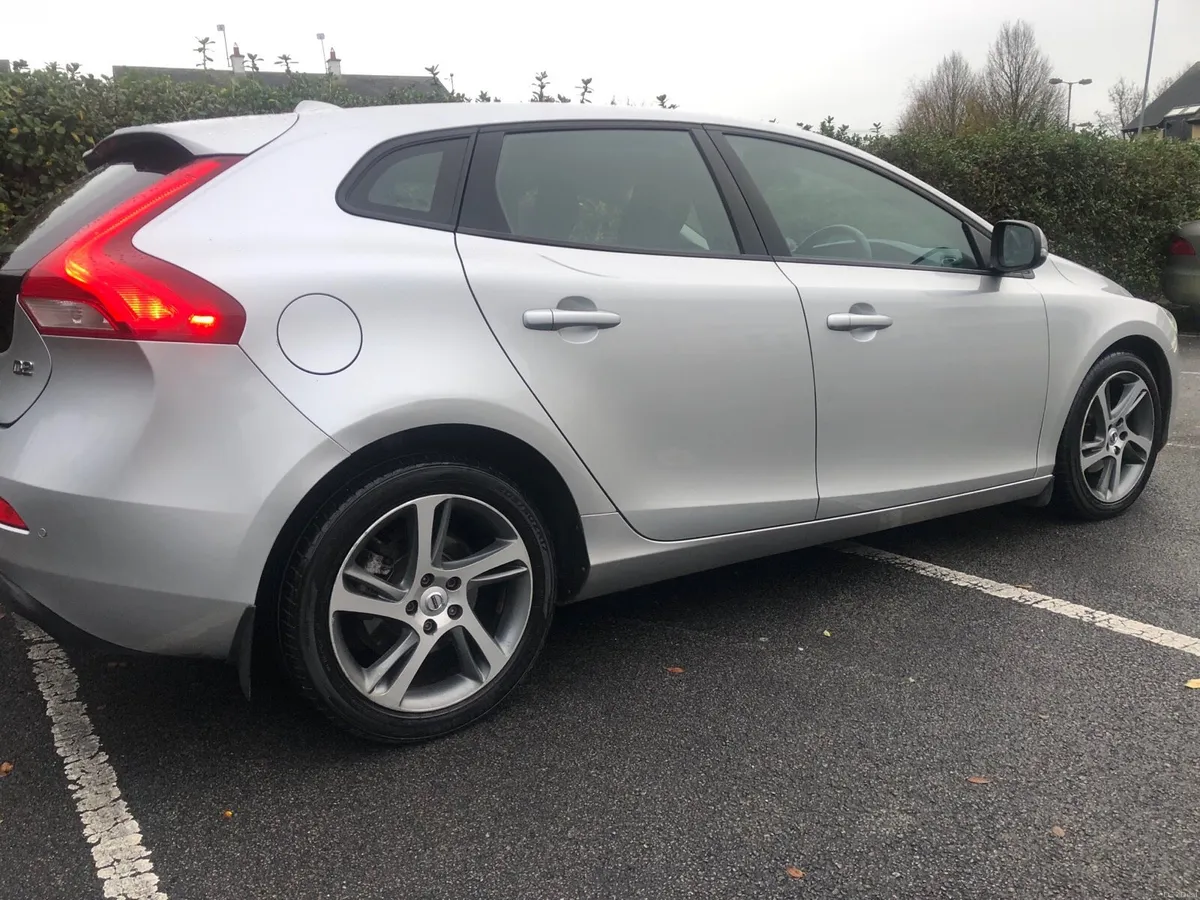 V O L V O V40 2.0 EXECUTIVE NCT&TAX ITS MINT - Image 2