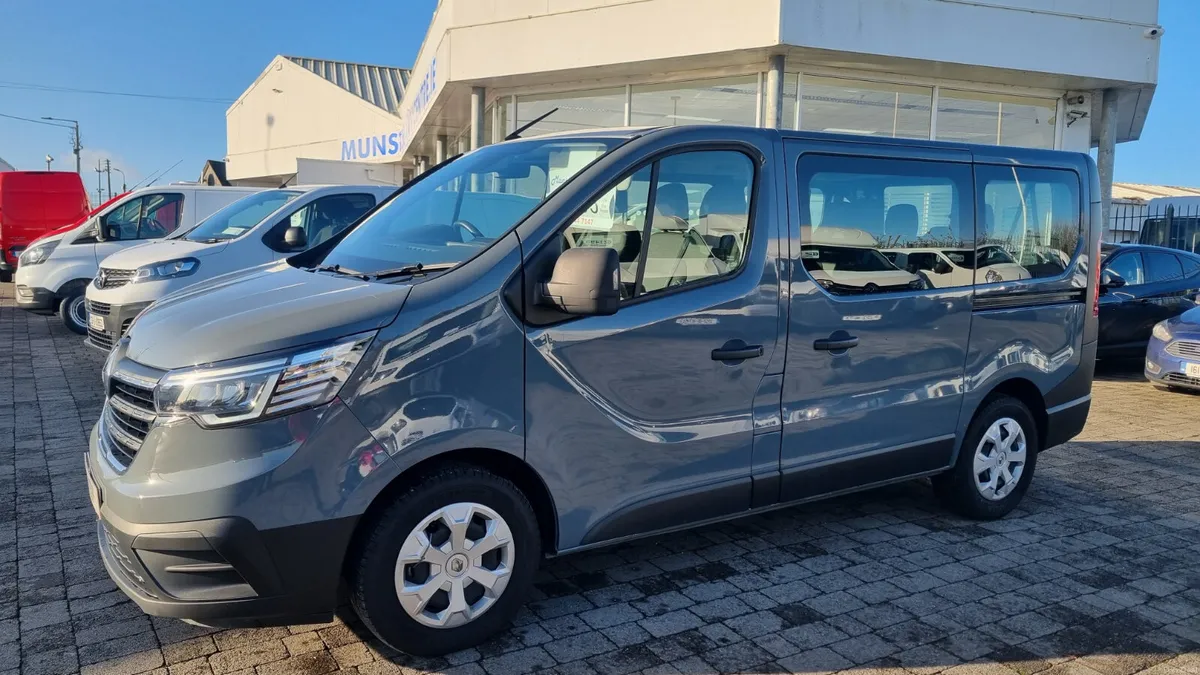 241 RENAULT TRAFIC  9 SEATER 13K MILES - Image 1