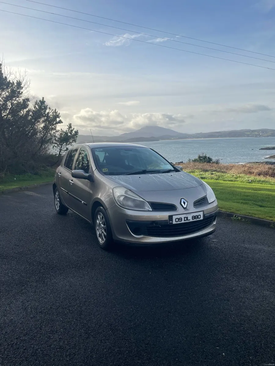 09 Gold Renault Clio - Image 1