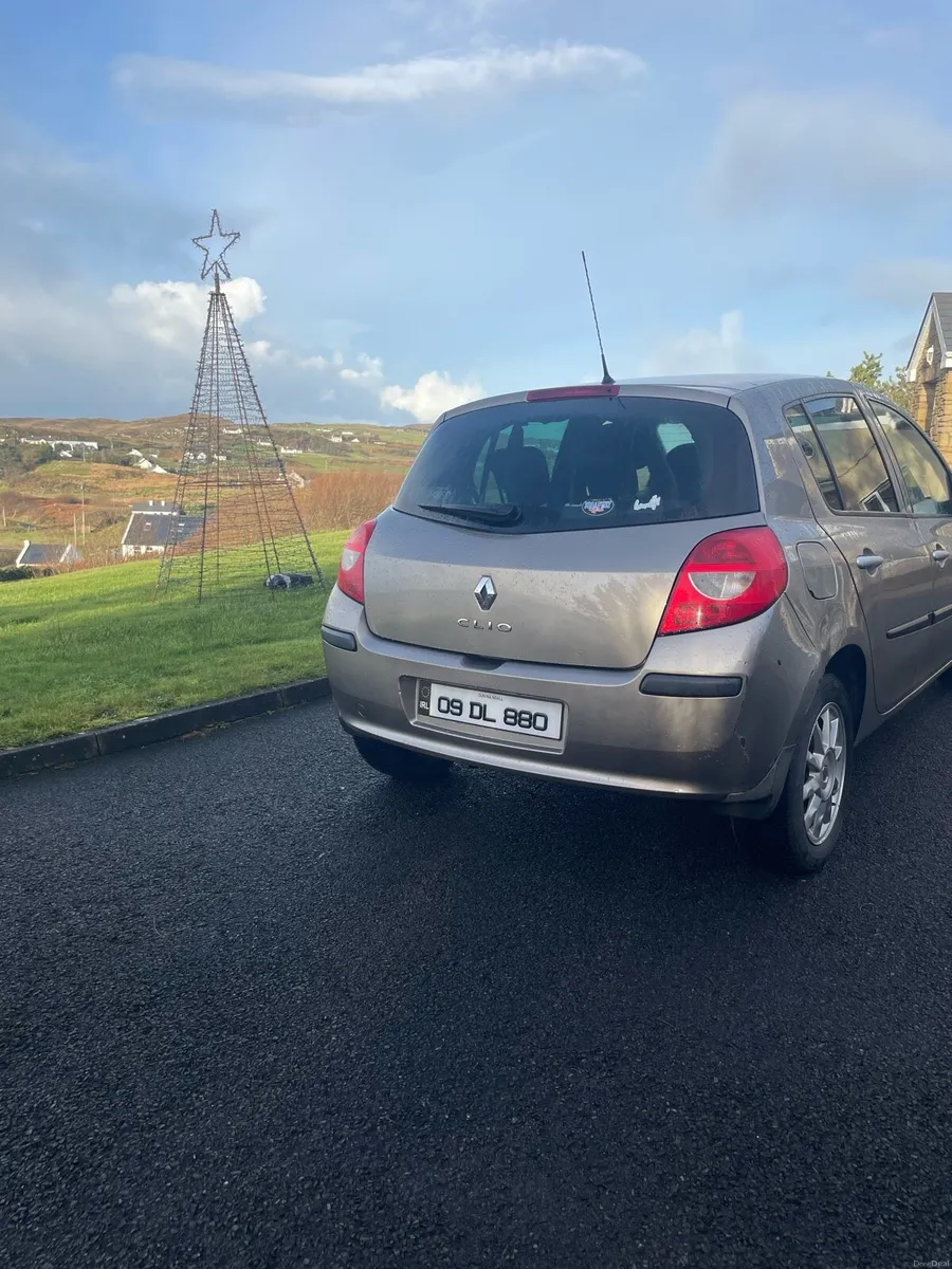 09 Gold Renault Clio - Image 3