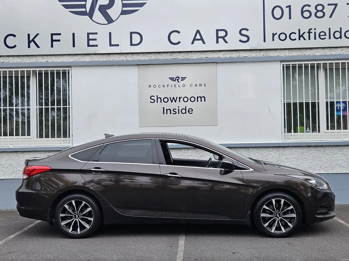 EXECUTIVE - BLUETOOTH STREAMING - REVERSE CAMERA - - Image 3