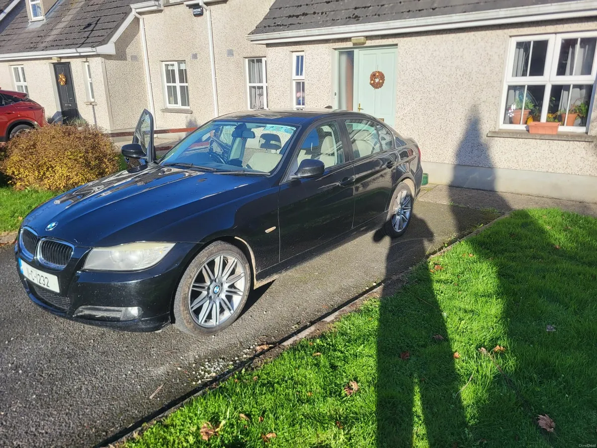 BMW 3-Series 2011 - Image 2