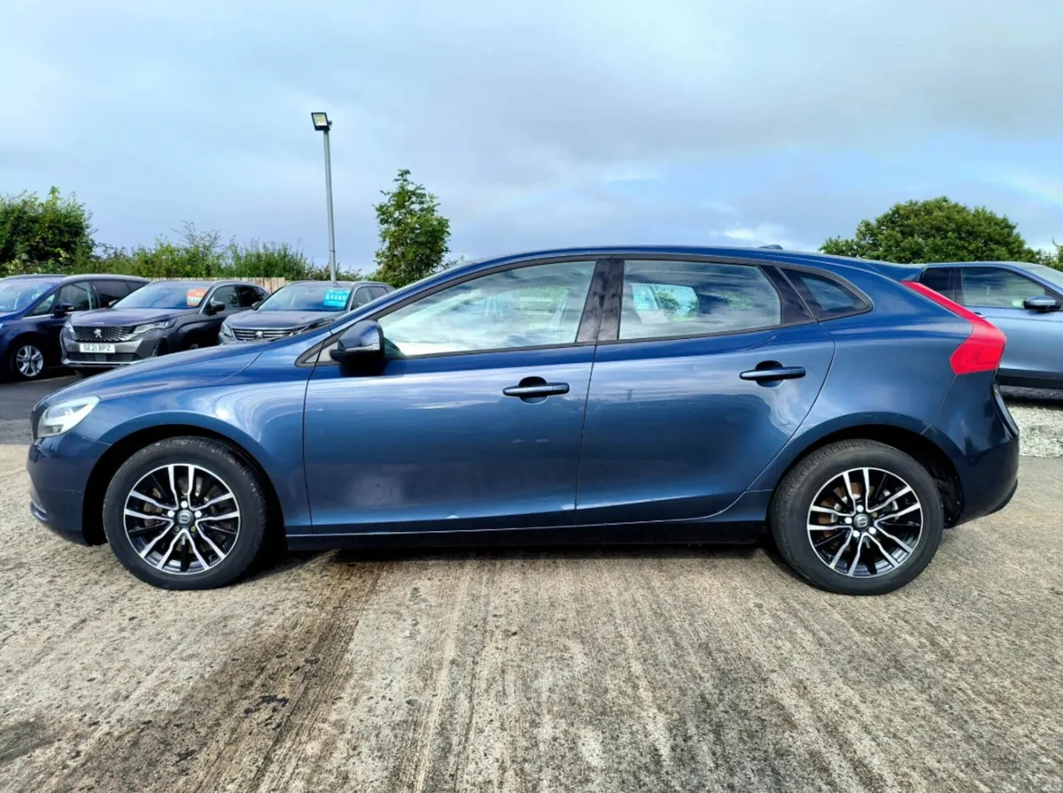 2016 Volvo V40 D3 Momentum 2.0 Diesel - Image 4