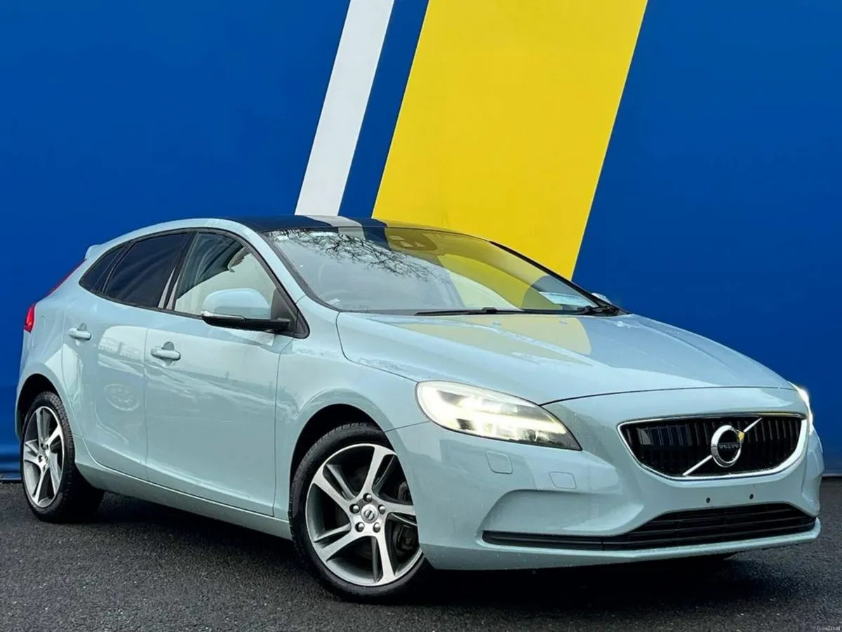 Volvo V40 D4 2.0 D // PANORAMIC SUNROOF // VOLVO S - Image 1