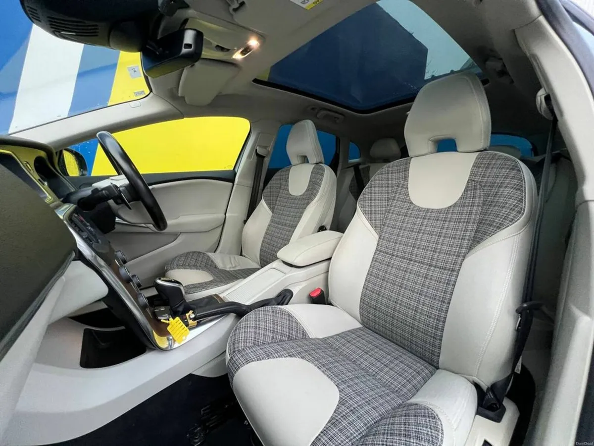 Volvo V40 D4 2.0 D // PANORAMIC SUNROOF // VOLVO S - Image 2
