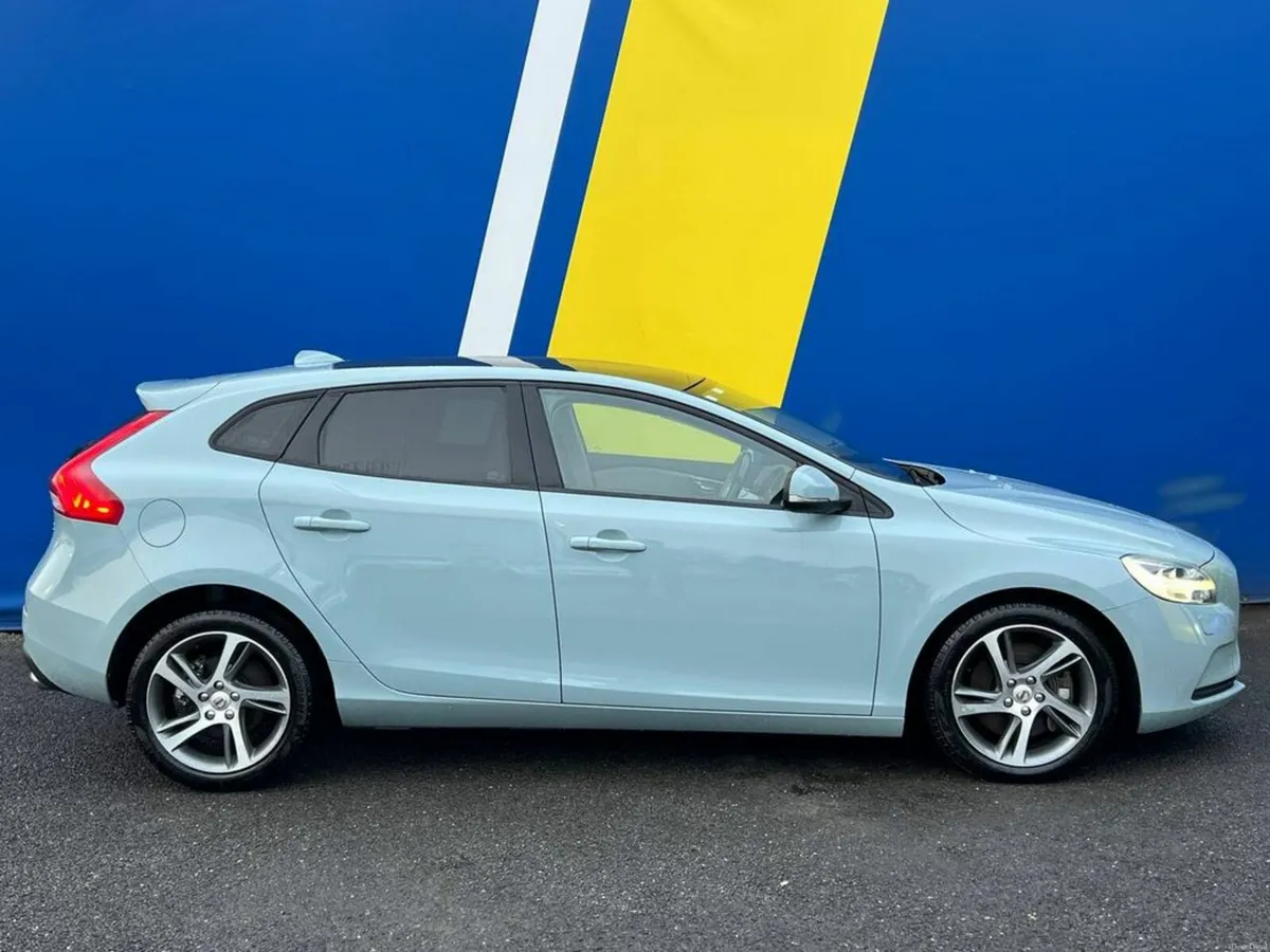 Volvo V40 D4 2.0 D // PANORAMIC SUNROOF // VOLVO S - Image 3