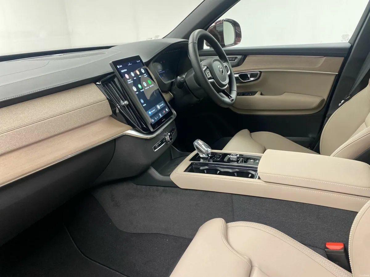 Volvo XC90 XC90 Plus with 21inch alloys in Mulberr - Image 3