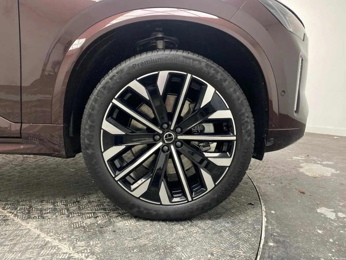 Volvo XC90 XC90 Plus with 21inch alloys in Mulberr - Image 5