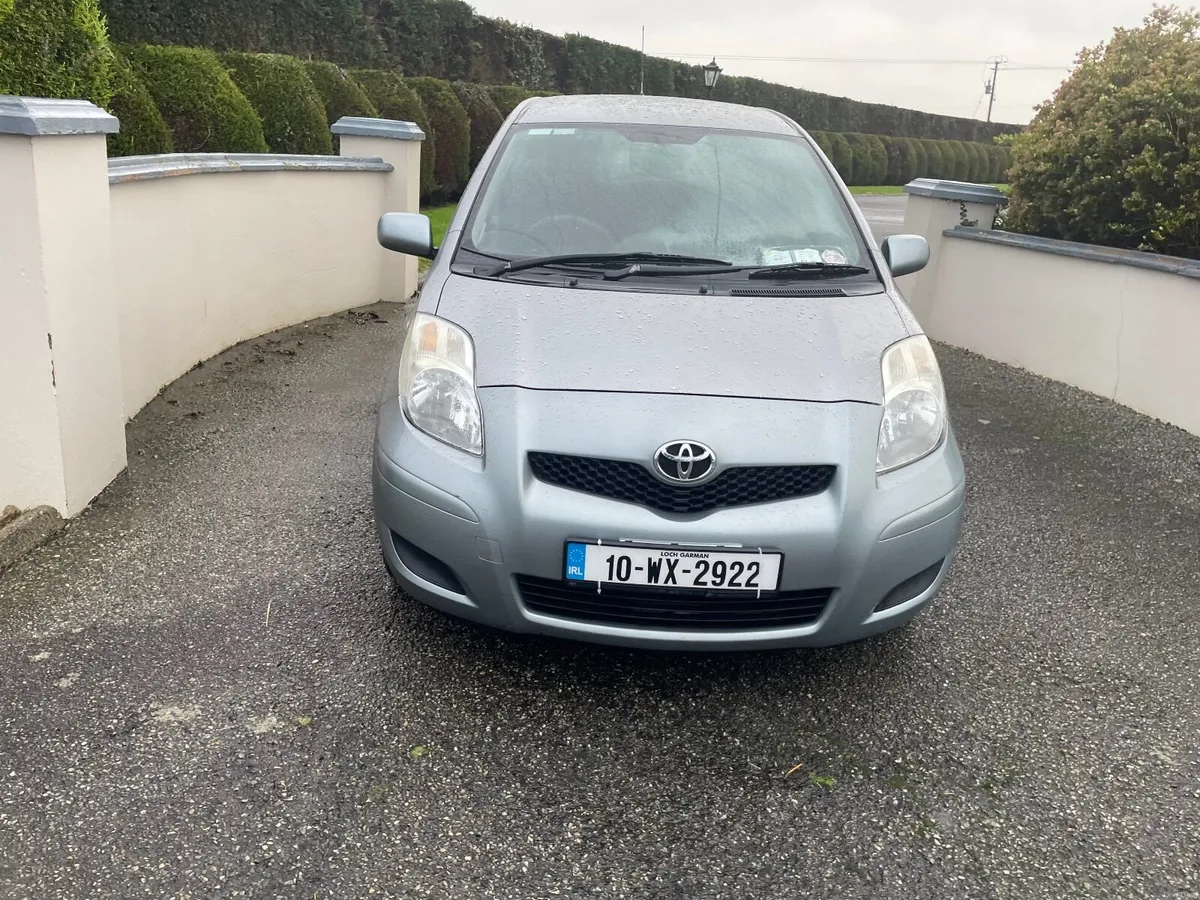 10 Toyota Yaris 1.3  vvti auto - Image 1