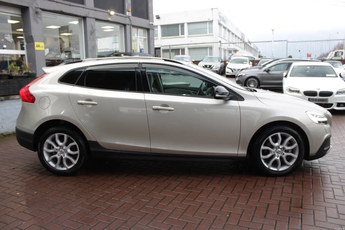 2.0D4 CROSS COUNTRT EDITION 5DR HATCHBACK AUTO // - Image 3