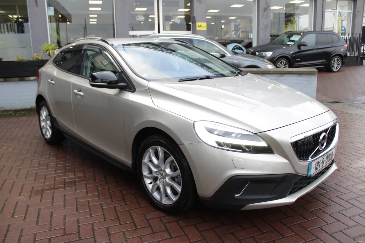 2.0D4 CROSS COUNTRT EDITION 5DR HATCHBACK AUTO // - Image 2