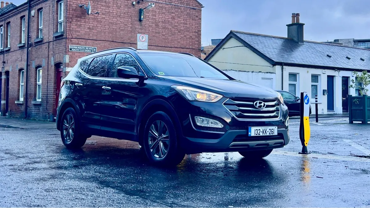 2013 Hyundai Santa Fe 4WD EXEC NCT 12/26 - Image 1