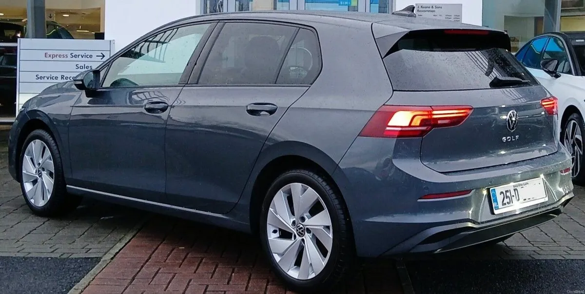 Volkswagen Golf Edition 75 2.0TDI 116HP *PARK ASSI - Image 4