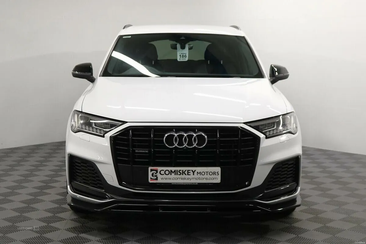Audi Q7 TFSIe V6 Black Edition - Image 2