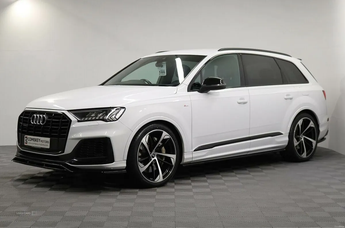 Audi Q7 TFSIe V6 Black Edition - Image 3