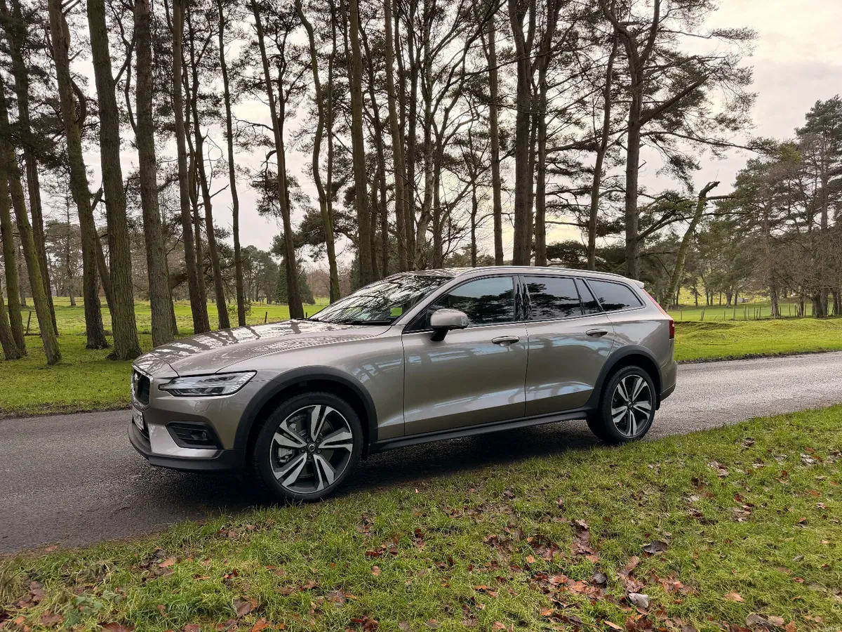 Volvo V60 2021 AWD Cross Country - Image 3