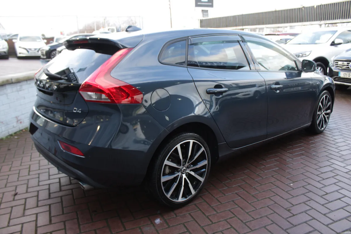 2.0D4 MOMENTUM 5DR HATCHBACK AUTO // 1 OWNER CAR W - Image 4