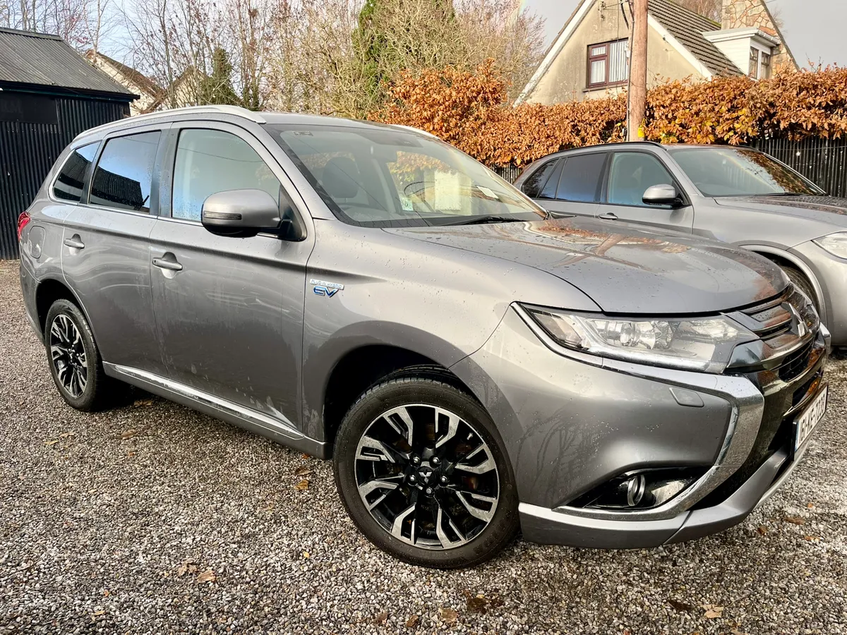 16 Mitsubishi Outlander PHEV•Auto•4WD•Hybrid - Image 5
