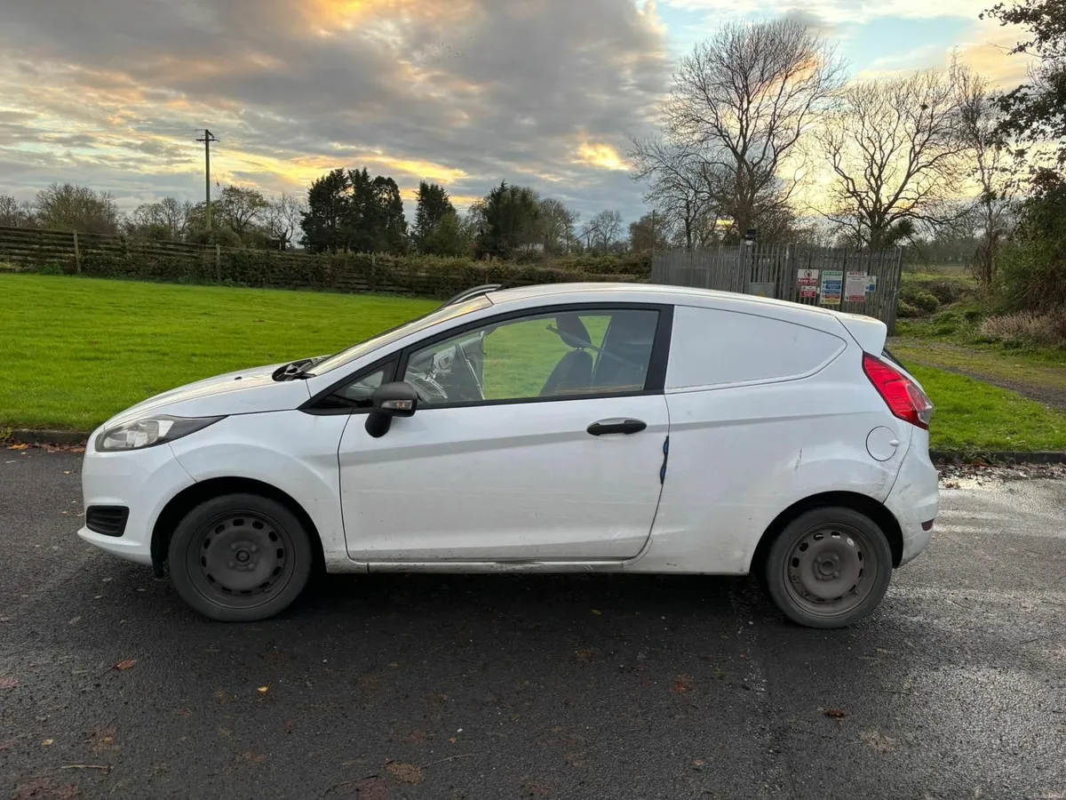 Ford Fiesta 2015 - Image 2