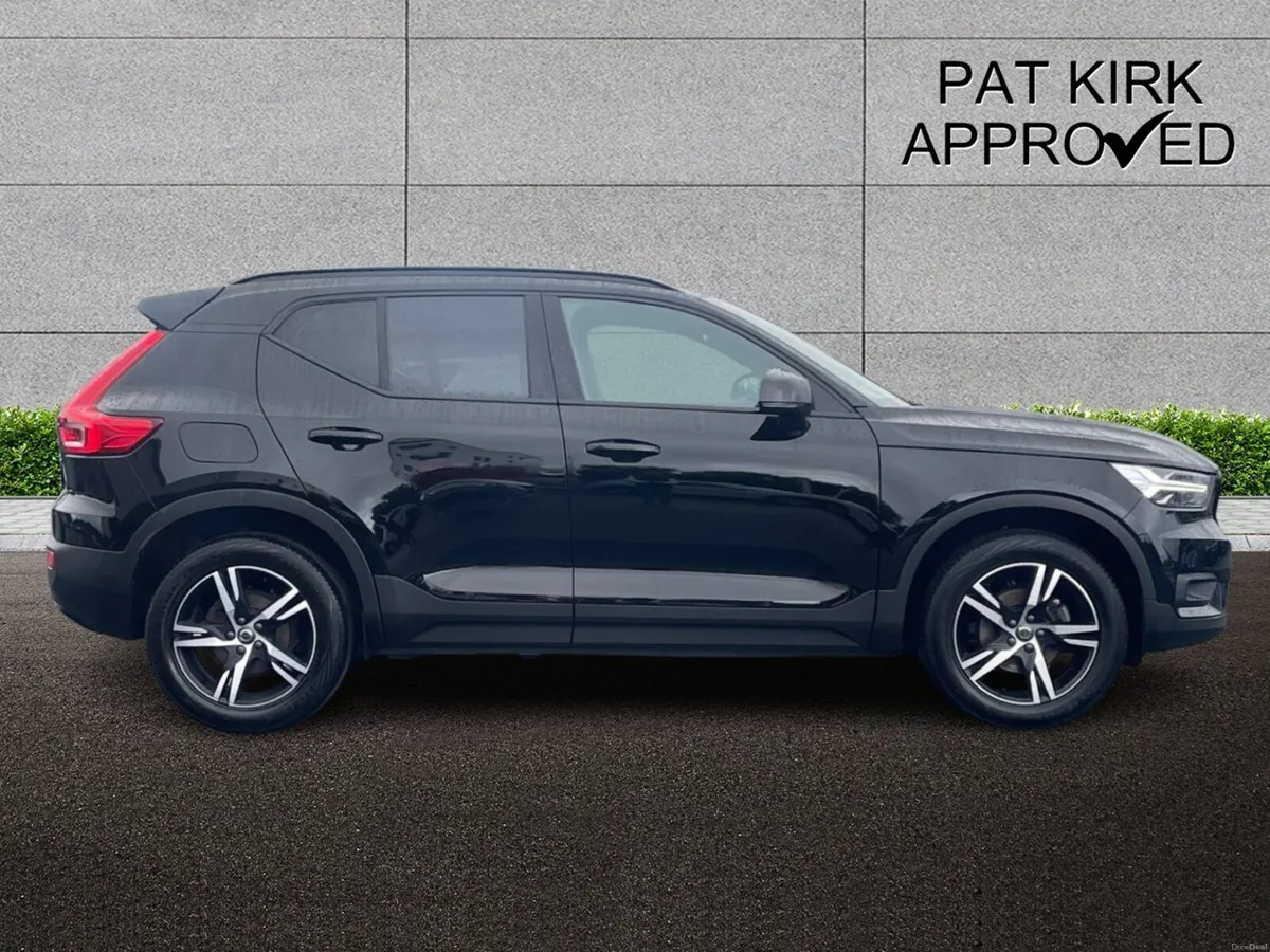 Volvo XC40 Estate R DESIGN - Image 3