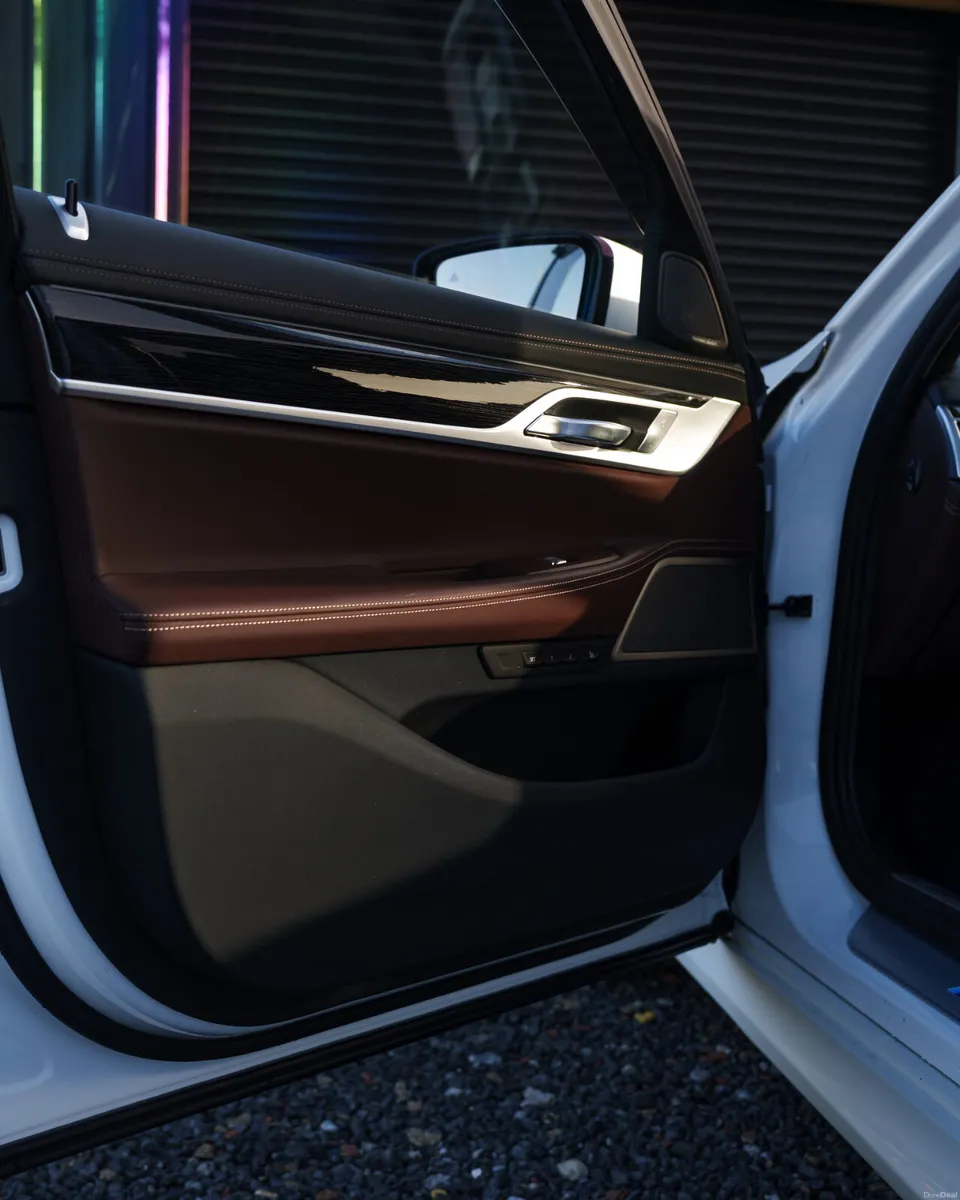 BMW 740e M SPORT - Image 4