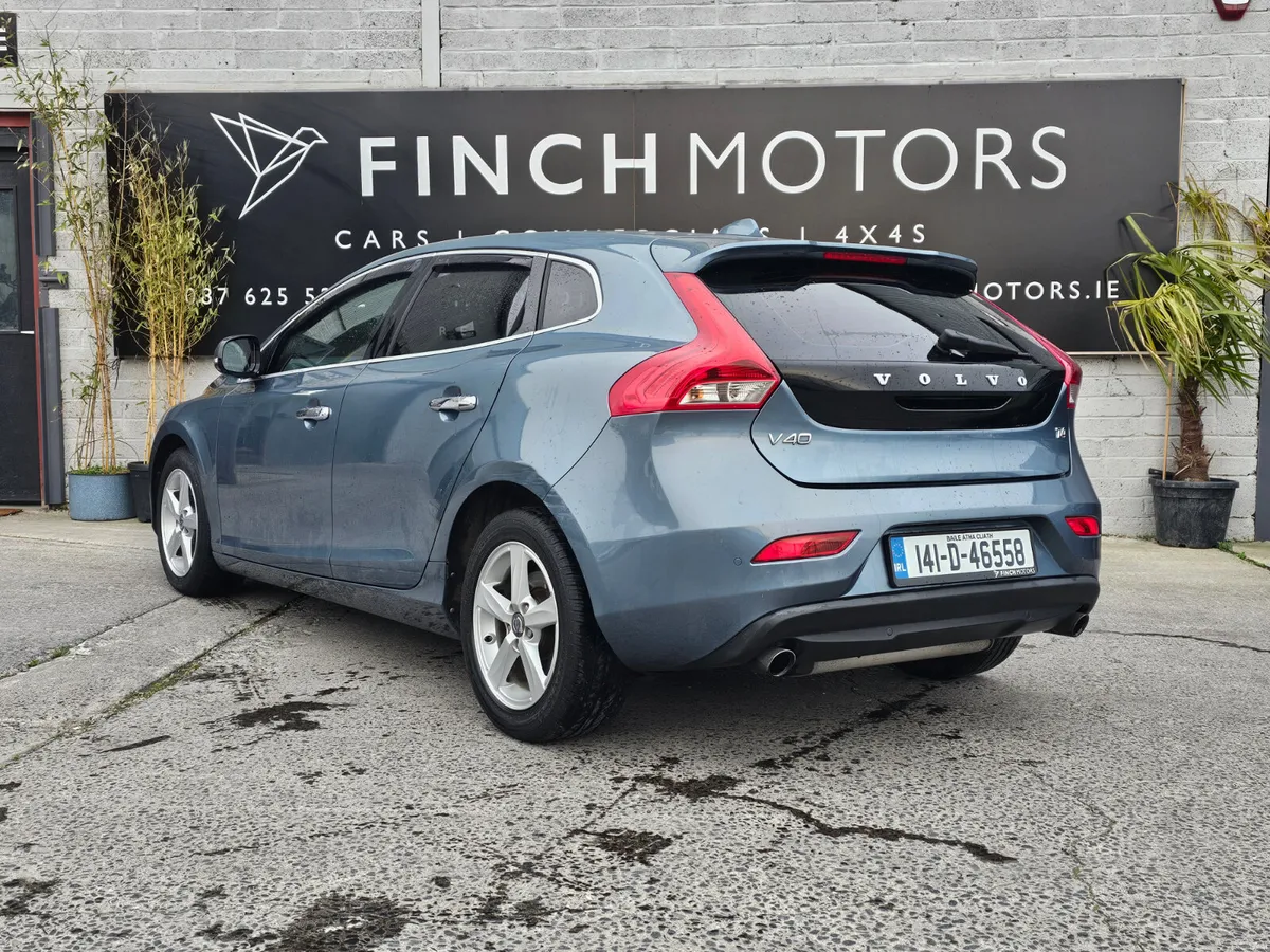 VOLVO V40 180PS R-DESIGN POWERSHIFT // LOW MILEAGE - Image 3