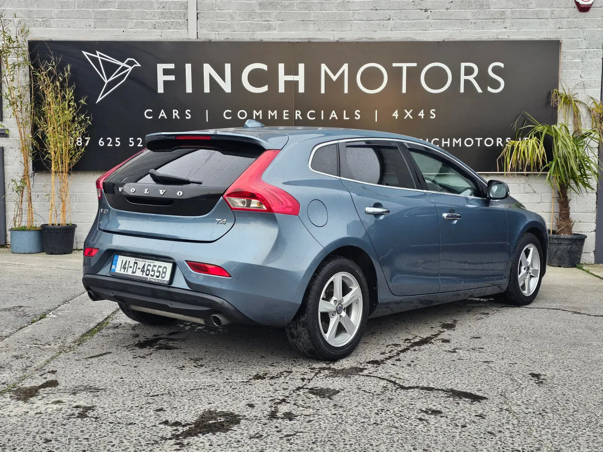 VOLVO V40 180PS R-DESIGN POWERSHIFT // LOW MILEAGE - Image 2