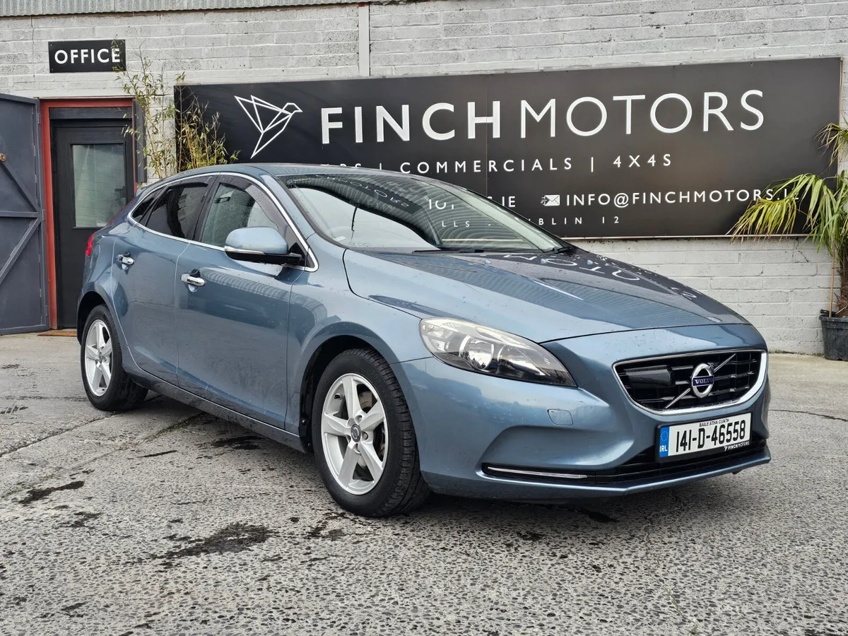 VOLVO V40 180PS R-DESIGN POWERSHIFT // LOW MILEAGE - Image 1