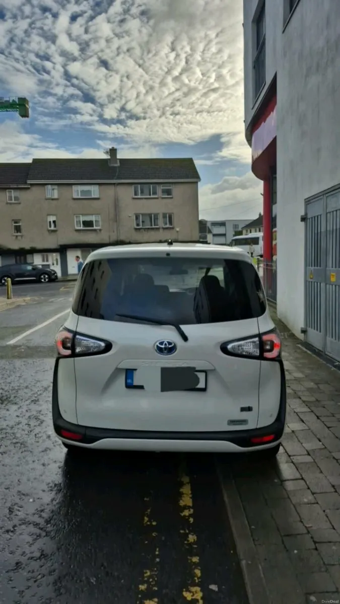 Toyota Sienta Hybrid 2018 - Image 2