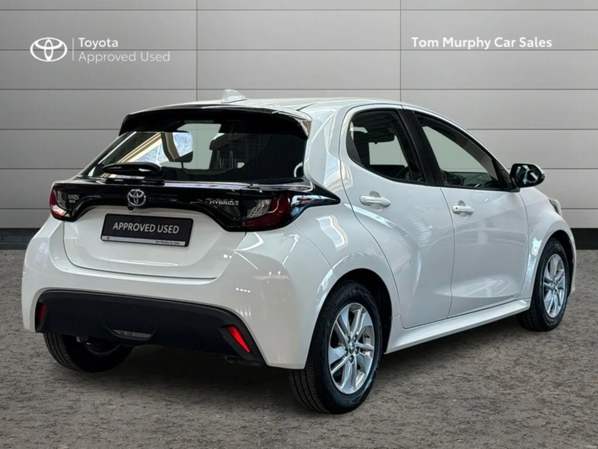 Toyota Yaris YARIS HYBRID LUNA - Image 2