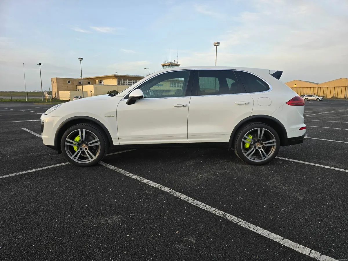 2016 Porsche Cayenne S E-Hybrid - Image 2