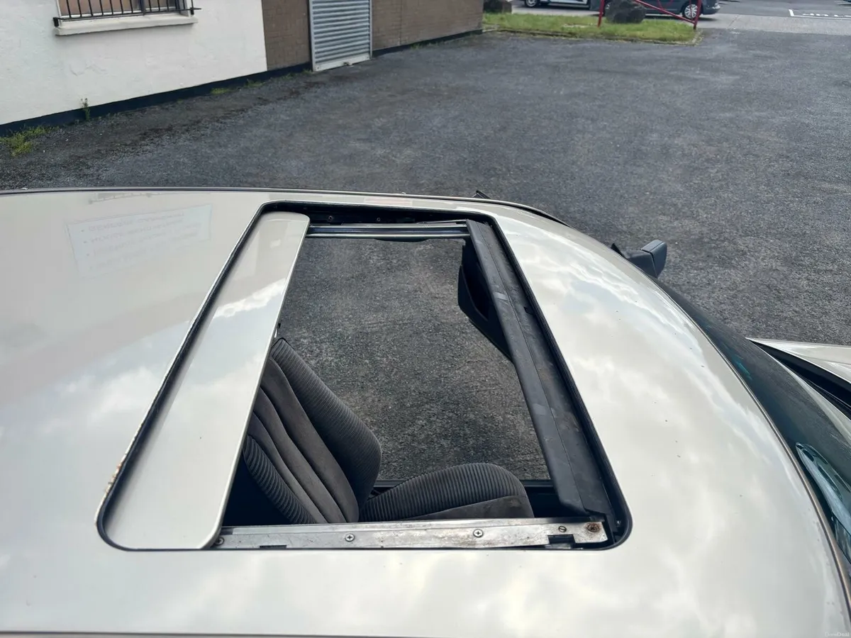 Vintage car - Image 2