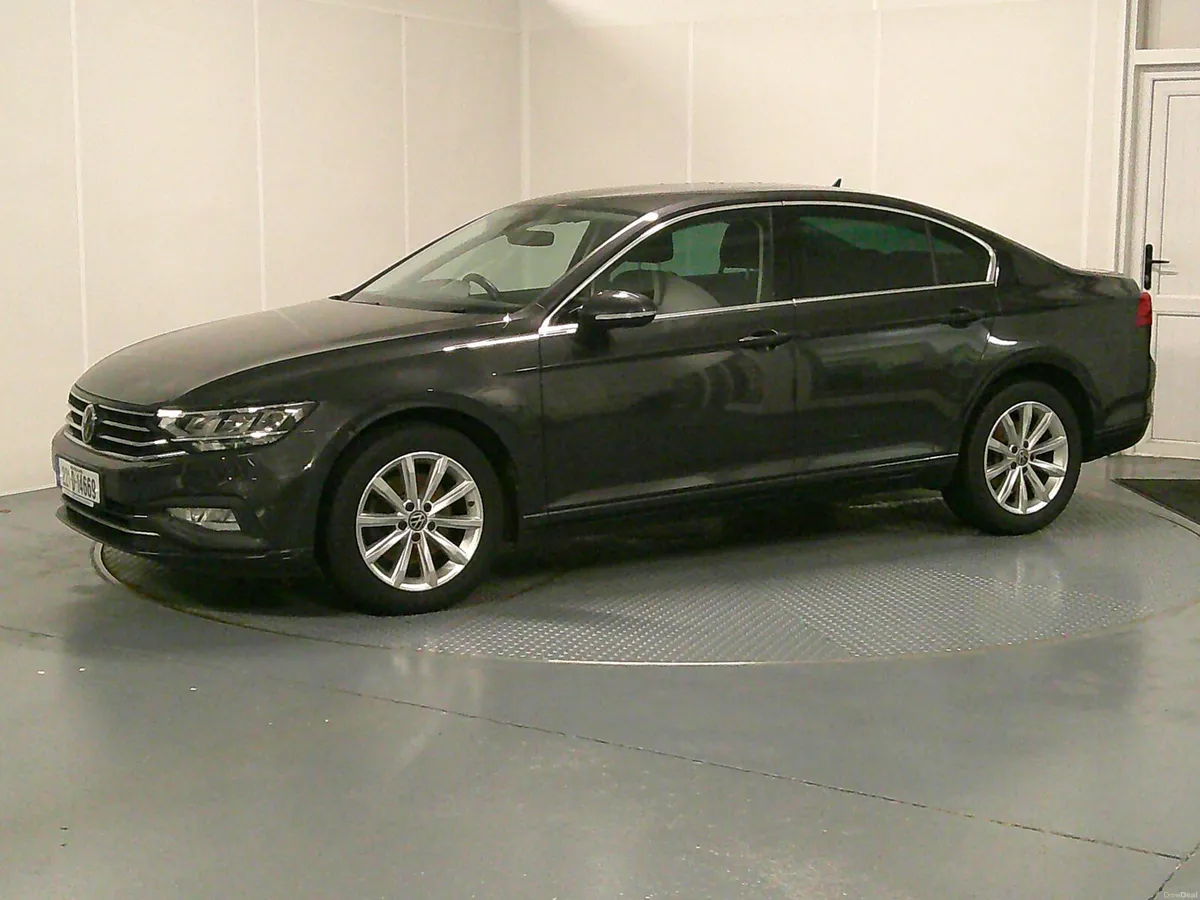 Volkswagen Passat 2022 - Image 3