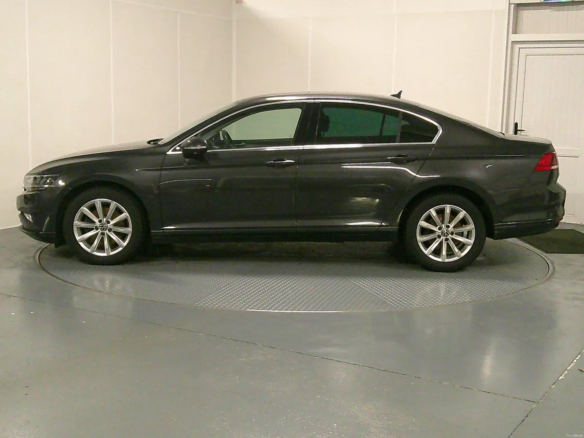 Volkswagen Passat 2022 - Image 4
