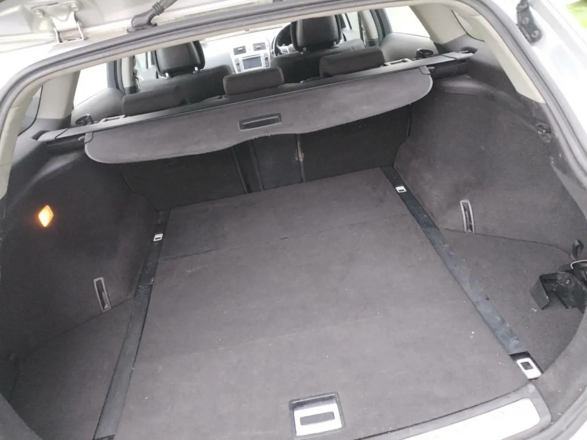 Toyota Avensis 2.2 diesel automatic - Image 3