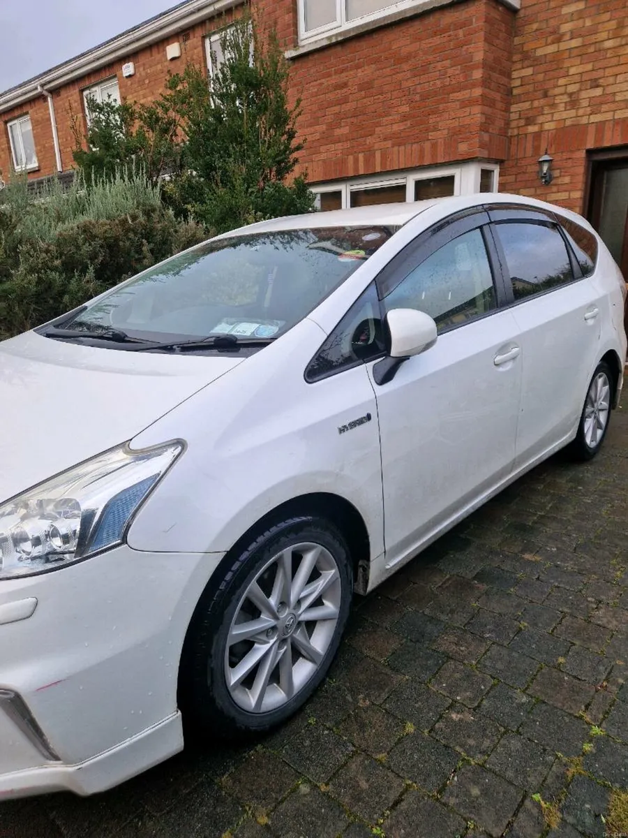 Toyota Prius Alpha - Image 2