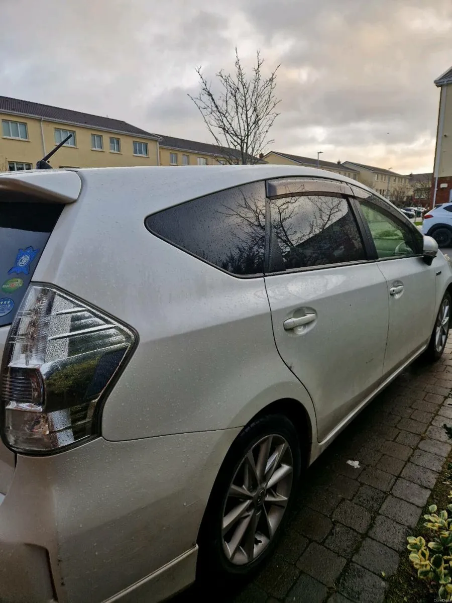 Toyota Prius Alpha - Image 4