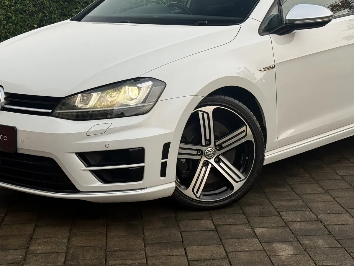 2016 Volkswagen Golf R Variant - Image 2