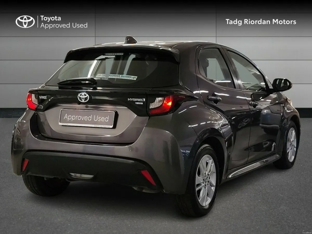 Toyota Yaris HYBRID LUNA - Image 2