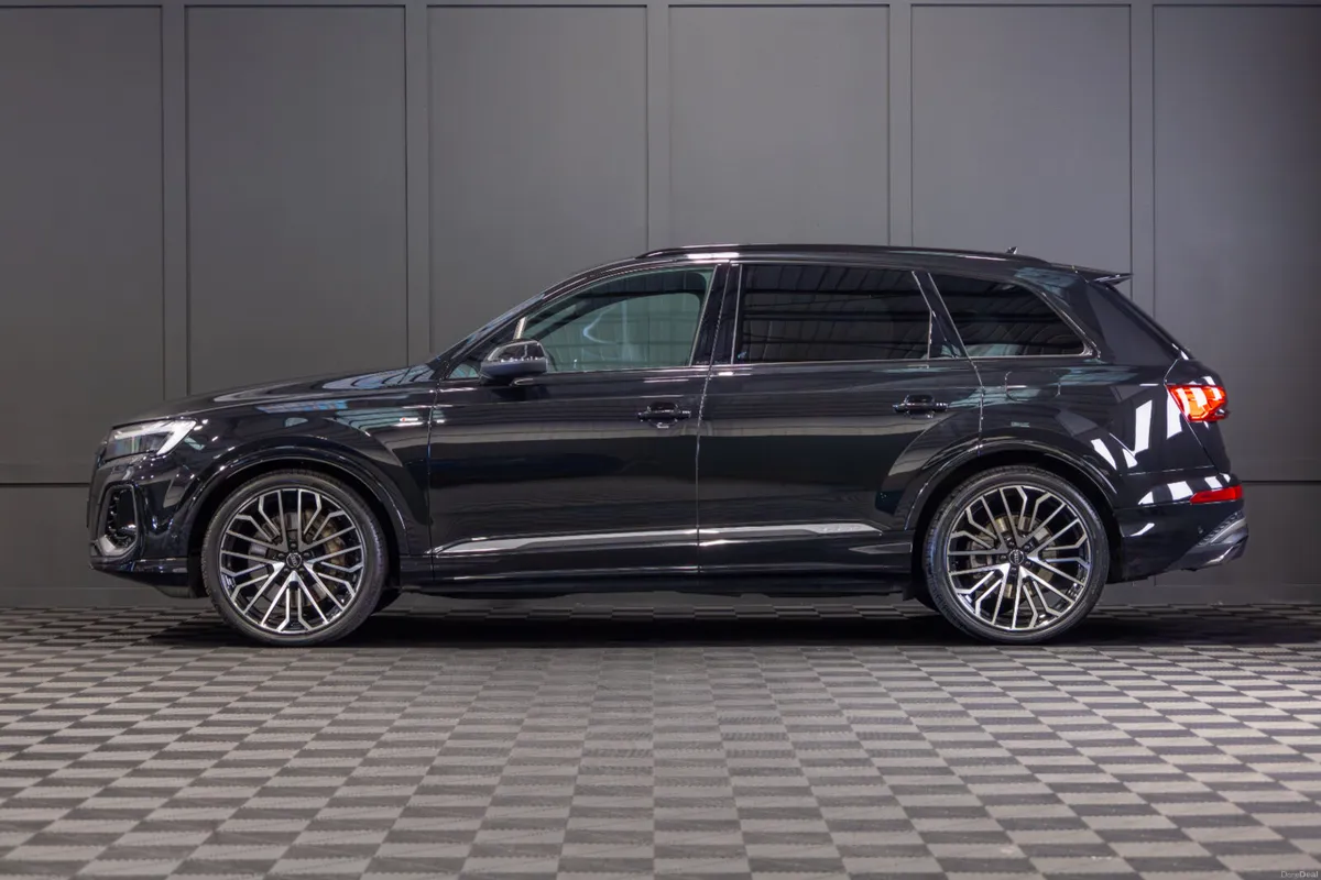 2025 Audi Q7 55 TFSIe Quattro S-Line - Image 3