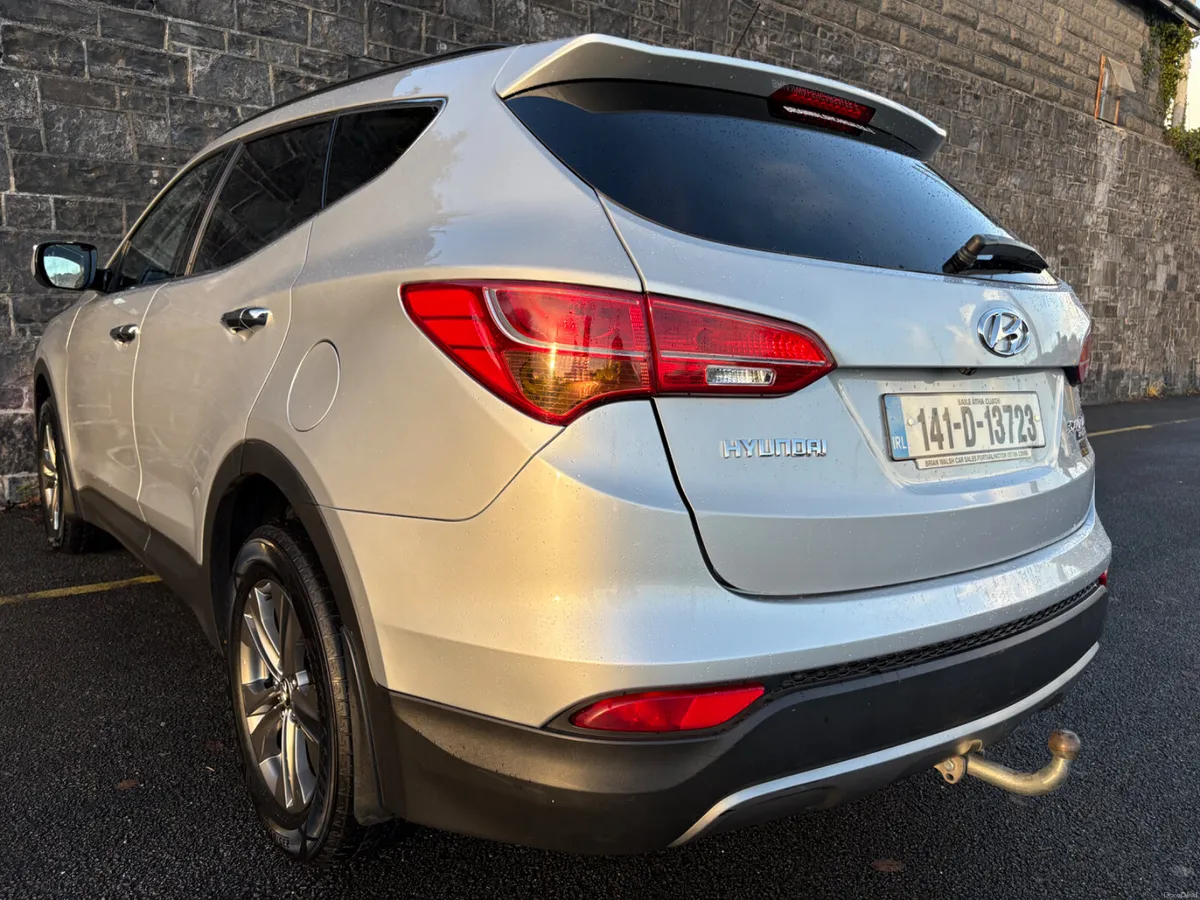 Hyundai Santa Fe 4WD!! LOW KMS!! Warranty 👍👍 - Image 4